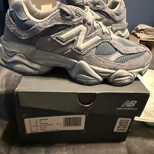 New Balance Woman’s Gray Chunky Sneaker